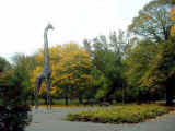 Metalowa rzeźba żyrafy w Parku Praskim